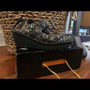 Bernie Mev. Navy Tan Luila Maryjane Wedge 40 10